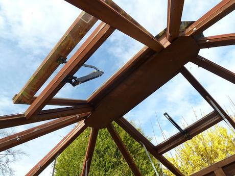 7 Tips to Maintain Your Greenhouse as New