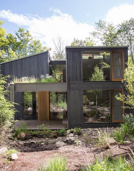 Facade of family retreat in the Adirondacks 