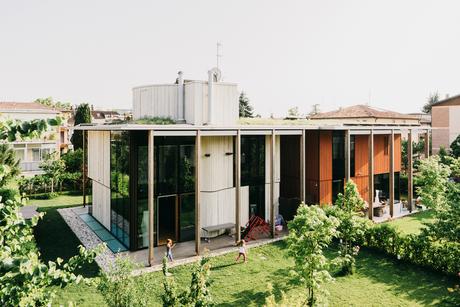 Two houses connected through a garden in Padua, Italy