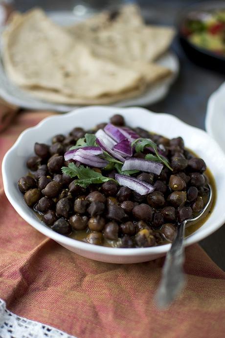 Rasawala Chana (Gujarati Saucy Chickpea Curry)