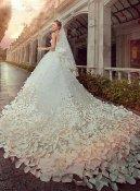 An enchanting wedding dress equals to a memorable bride