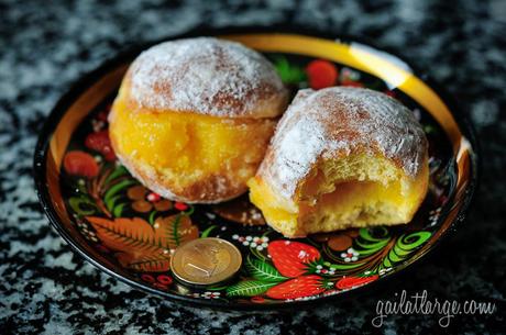 mini bola de berlim (euro for scale)