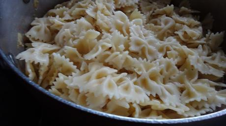 pasta-primavera-boiled-bowtie-farfalle-vegetables-vegetarian-