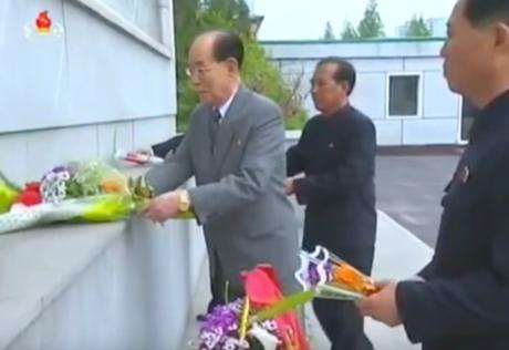 SPA Presidium President Kim Yong Nam places a floral bouquet at the foot of an icon of Kim Il Sung and Kim Jong Il at Kim Cho'ng-t'ae Electric Locomotive Factory in Pyongyang as part of celebrations of International Labor Day on May 1, 2016 (Photo: Korean Central TV).