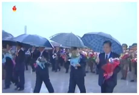 Senior Workers' Party of Korea officials bring floral bouquets to the KIS and KJI statues on Mansu Hill on May 3, 2016 (Photo: Korean Central TV).