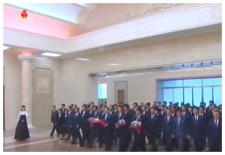 7th Party Congress participants bring flowers to the statues and revolutionary history exhibition at Mangyo'ngdae Schoolchildren's Palace in Pyongyang on May 3, 2016 (Photo: Korean Central TV).
