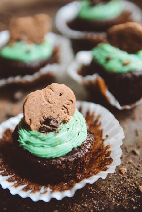 Whole Grain Chocolate Cupcakes with a Fudge Mint Cookie Crunch & a Naturally Dyed Mint Buttercream Frosting // www.WithTheGrains.com