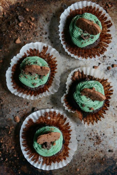 Whole Grain Chocolate Cupcakes with a Fudge Mint Cookie Crunch & a Naturally Dyed Mint Buttercream Frosting // www.WithTheGrains.com