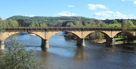 Puente sobre el sinuoso Vézière