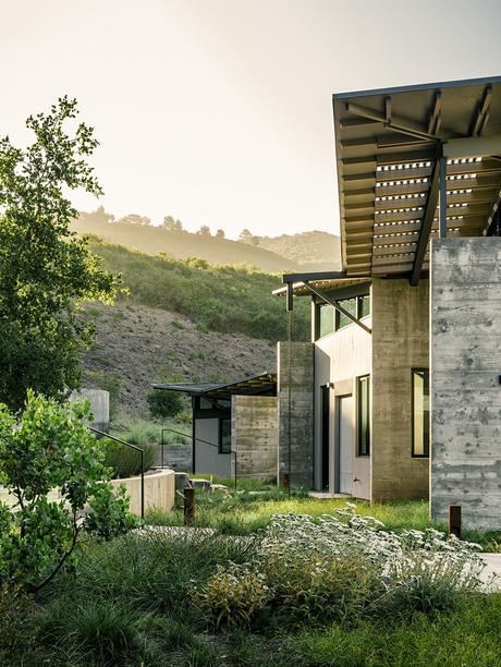 Modern eco-conscious pavilion in California by Feldman Architecture with concrete walls.