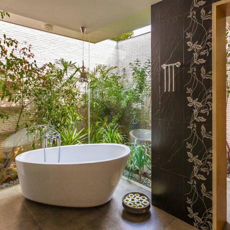 G Farm House : Eclectic style bathroom by Kumar Moorthy & Associates