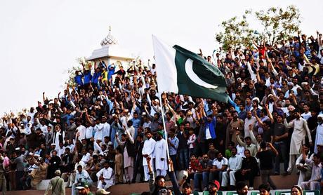 興奮のるつぼ、ワガ国境・国旗降納式 / Flag lowering ceremony at Wagah Border with enthusiasm. 興奮のるつぼ、ワガ国境・国旗降納式 / Flag lowering ceremony at Wagah Border with enthusiasm.