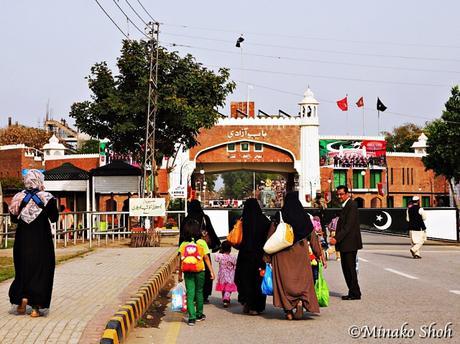 興奮のるつぼ、ワガ国境・国旗降納式 / Flag lowering ceremony at Wagah Border with enthusiasm.
