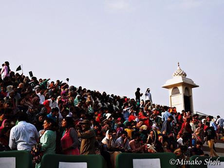 興奮のるつぼ、ワガ国境・国旗降納式 / Flag lowering ceremony at Wagah Border with enthusiasm.
