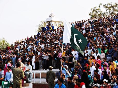 興奮のるつぼ、ワガ国境・国旗降納式 / Flag lowering ceremony at Wagah Border with enthusiasm.