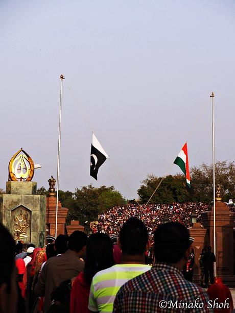 興奮のるつぼ、ワガ国境・国旗降納式 / Flag lowering ceremony at Wagah Border with enthusiasm.