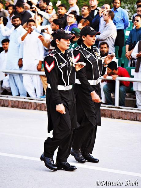 興奮のるつぼ、ワガ国境・国旗降納式 / Flag lowering ceremony at Wagah Border with enthusiasm.