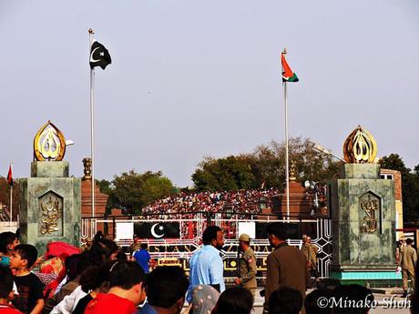興奮のるつぼ、ワガ国境・国旗降納式 / Flag lowering ceremony at Wagah Border with enthusiasm.