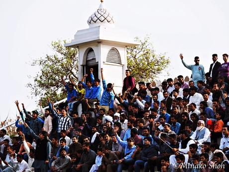 興奮のるつぼ、ワガ国境・国旗降納式 / Flag lowering ceremony at Wagah Border with enthusiasm.