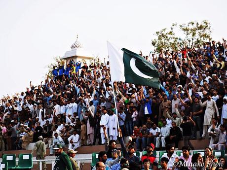 興奮のるつぼ、ワガ国境・国旗降納式 / Flag lowering ceremony at Wagah Border with enthusiasm.