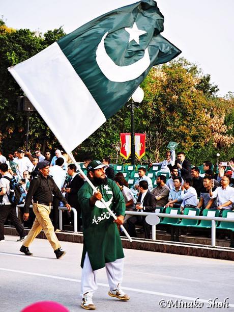 興奮のるつぼ、ワガ国境・国旗降納式 / Flag lowering ceremony at Wagah Border with enthusiasm.