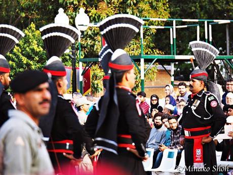 興奮のるつぼ、ワガ国境・国旗降納式 / Flag lowering ceremony at Wagah Border with enthusiasm.