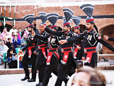 興奮のるつぼ、ワガ国境・国旗降納式 / Flag lowering ceremony at Wagah Border with enthusiasm.