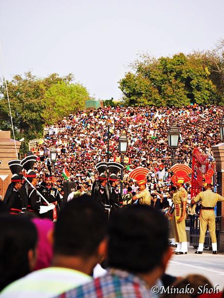 興奮のるつぼ、ワガ国境・国旗降納式 / Flag lowering ceremony at Wagah Border with enthusiasm.