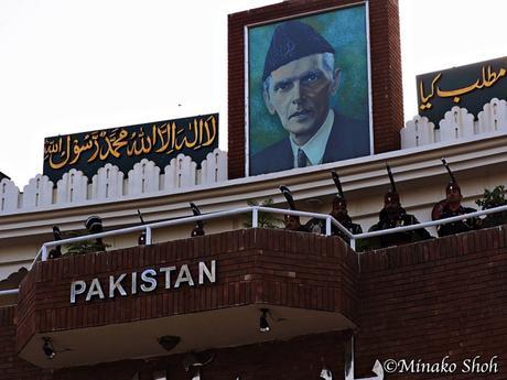 興奮のるつぼ、ワガ国境・国旗降納式 / Flag lowering ceremony at Wagah Border with enthusiasm.