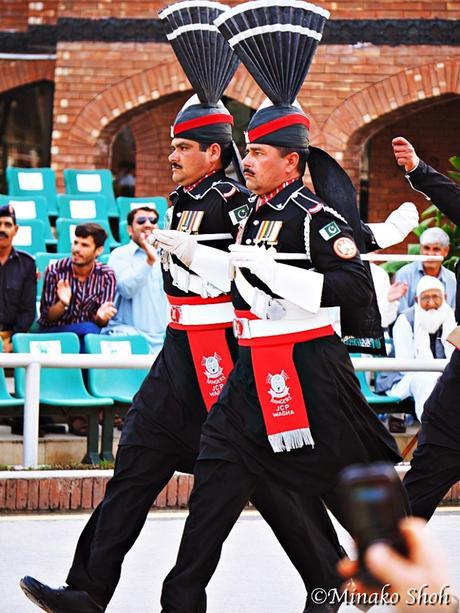 興奮のるつぼ、ワガ国境・国旗降納式 / Flag lowering ceremony at Wagah Border with enthusiasm.