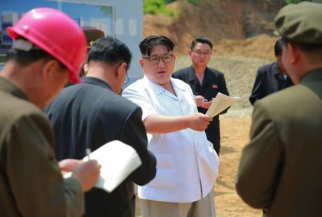 Kim Jong Un issues instructions on the construction of a medical oxygen factory in the suburbs of Pyongyang (Photo: Rodong Sinmun).