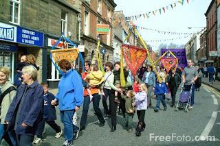 Image: Pageant of children with sculptures, Morpeth Northumbrian Gathering(c) FreeFoto.com