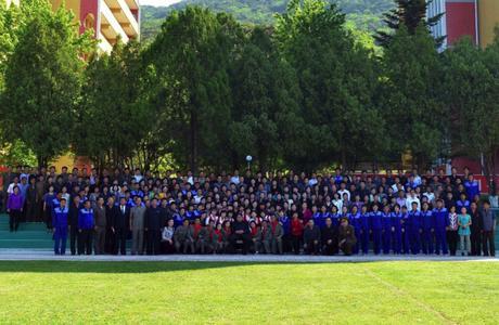 Kim Jong Un Visits Construction of Soap Factory and Renovated Manyo’ngdae Children’s Camp Kim Jong Un poses for a commemorative photograph with managers, staff, functionaries and Korean Children's Union and KISYL members at Mangyo'ngdae Children's Camp (Photo: Rodong Sinmun).