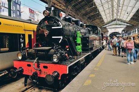 Douro Valley historic train @ São Bento, Porto