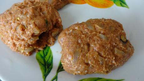 gola-kabab-mince-onions-garlic-spices-barbeque-gram-flour-meat-