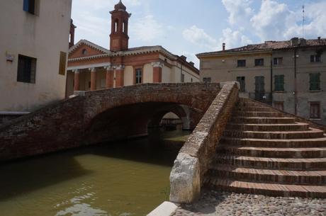 Off the Shoulder For a Visit to Comacchio Off the Shoulder For a Visit to Comacchio