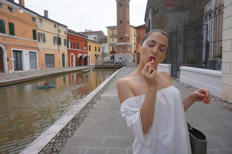 Off the Shoulder For a Visit to Comacchio Off the Shoulder For a Visit to Comacchio