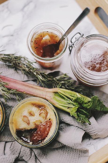 rhubarb jam ( low fructose jam recipe) and vegan rhubarb cheesecake. Rhababer Marmelade und veganer Rahababer Käsekuchen.