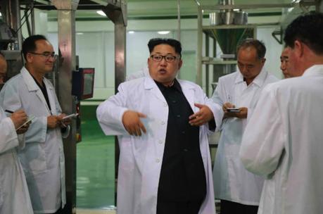 Kim Jong Un issues instructions during a tour of the Pyongyang Cornstarch Factory (Photo: Rodong Sinmun). 