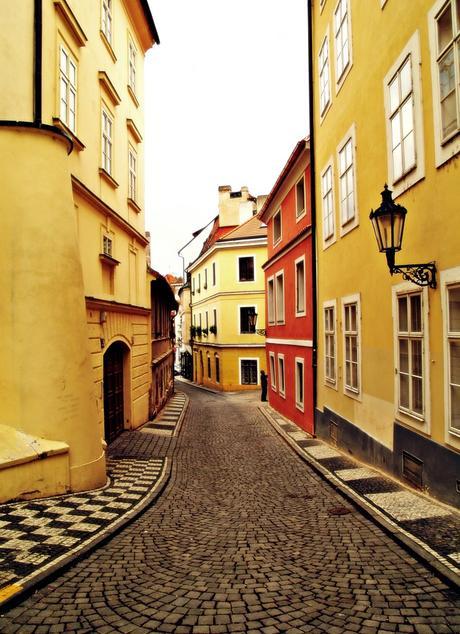 The narrowest street in Prague has installed traffic lights