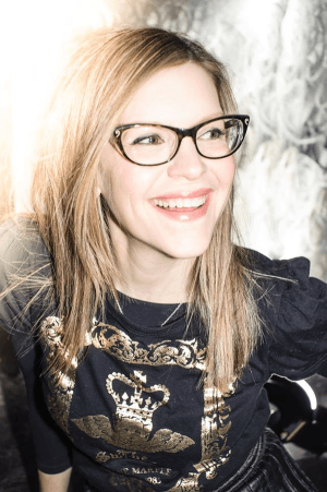 3,2,1 Let Go: Lisa Loeb is Coming to Vinyl and Toronto Q&A