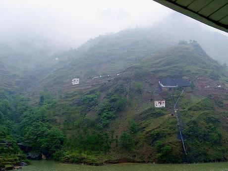 English: Coal barge loading point on the Yangt...