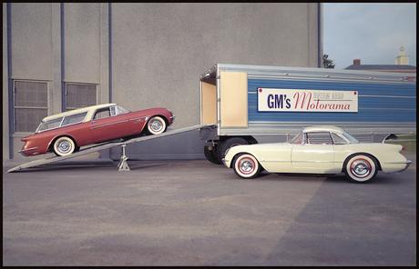 Photographer Creates Lifelike Images of American Streets Using Toy Car Models and Forced Perspective