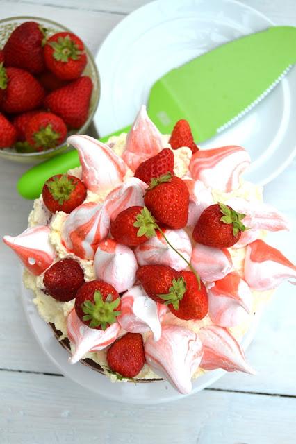 victoria sponge, strawberries, eton mess and meringue kisses all in one big creamy cake