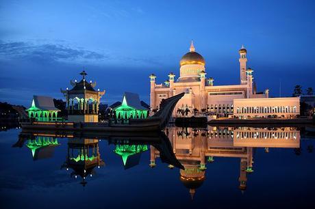 English: Dusk at the Sultan Omar Ali Saifuddin...