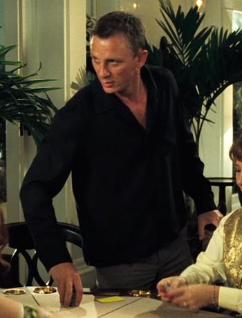 Casino Royale: Bond’s Poker Shirt and Trousers in Bahamas - Paperblog