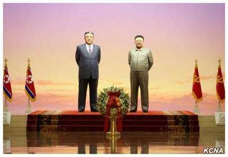 Floral basket from Kim Jong Un, placed in front of the statues of Kim Il Sung and Kim Jong Il (Photo: KCNA).