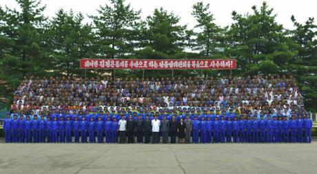 Commemorative photograph of Kim Jong Un with managers and employees of the P'yo'ngso'ng Synthetic Leather Factory in South P'yo'ngan Province (Photo: Rodong Sinmun).