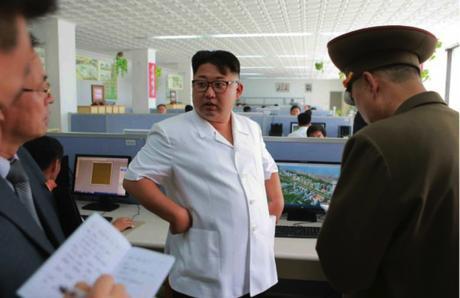 Kim Jong Un talks with senior officials of the Paektusan Architectural Institute (Photo: Rodong Sinmun).