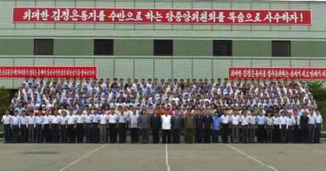 Commemorative photograph of Kim Jong Un with managers and employees of the Paektusan Architectural Institute (Photo: Rodong Sinmun).